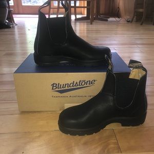 BRAND NEW BLUNDSTONE BOOTS